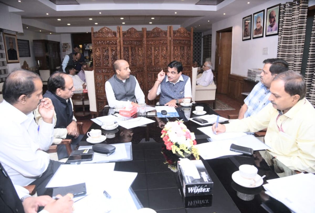 himachal will get three hundred crores from central road fund
