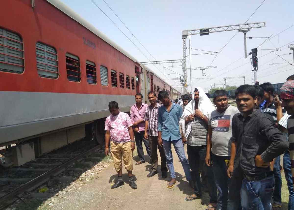 Bandra ghazipur express passengers injured in attacke by villagers