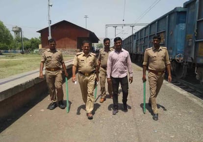 Bandra ghazipur express passengers injured in attacke by villagers