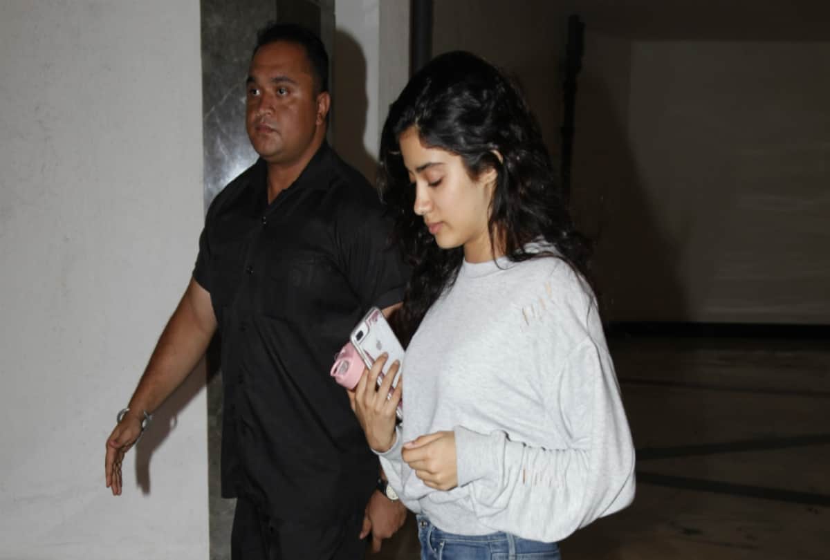 janhvi kapoor is busy in sonam kapoor marriage shopping spotted at manish malhotra house 