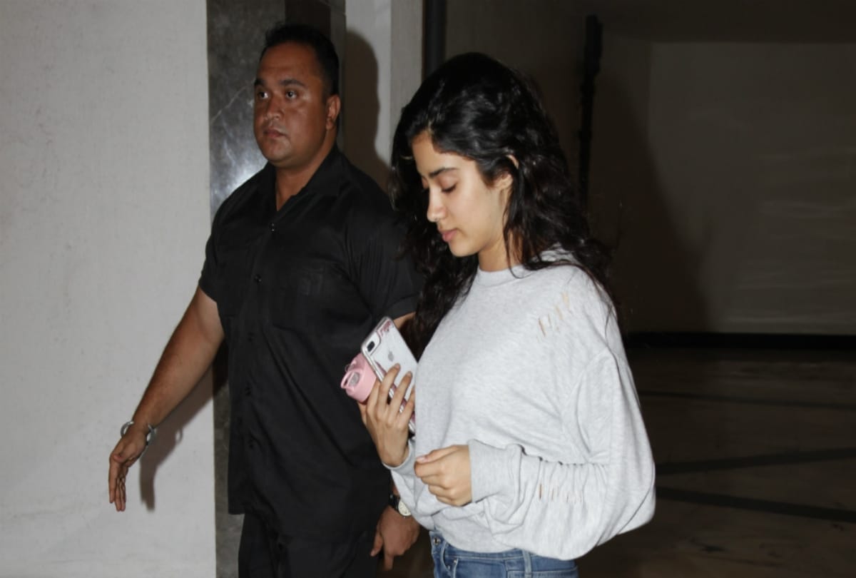 janhvi kapoor is busy in sonam kapoor marriage shopping spotted at manish malhotra house 