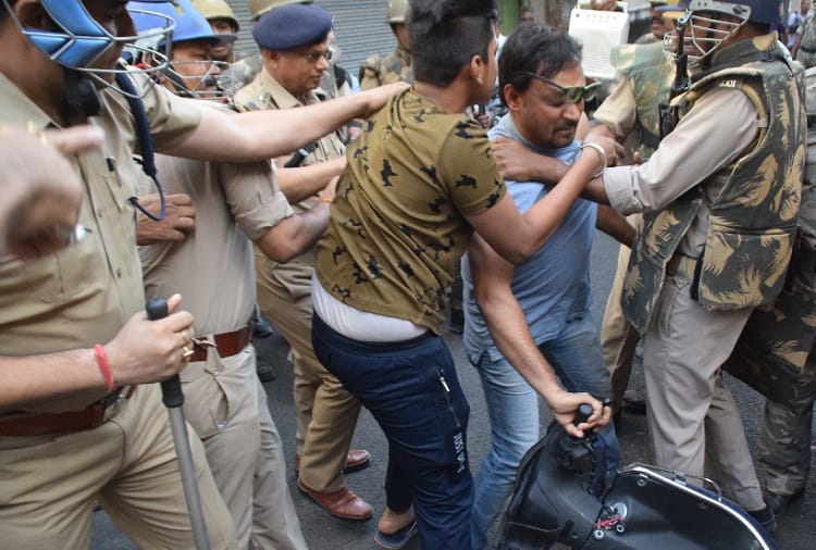 Meerut police beating up the common people, see photos