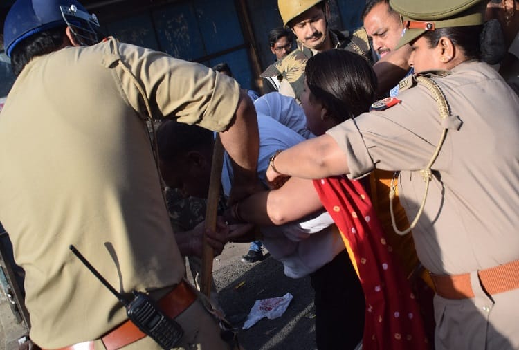 Meerut police beating up the common people, see photos