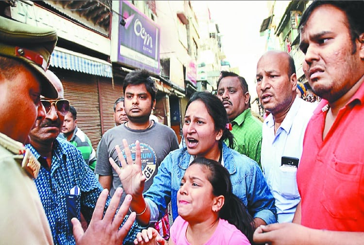 Meerut police beating up the common people, see photos