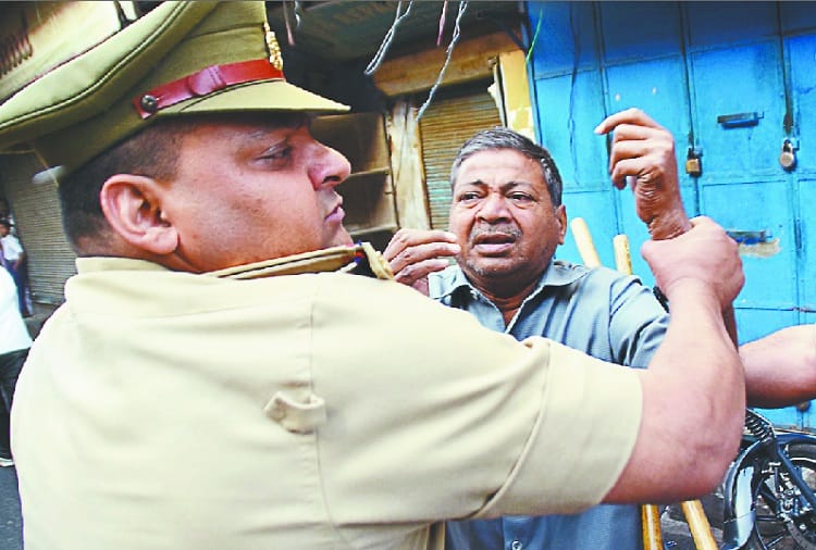 Meerut police beating up the common people, see photos
