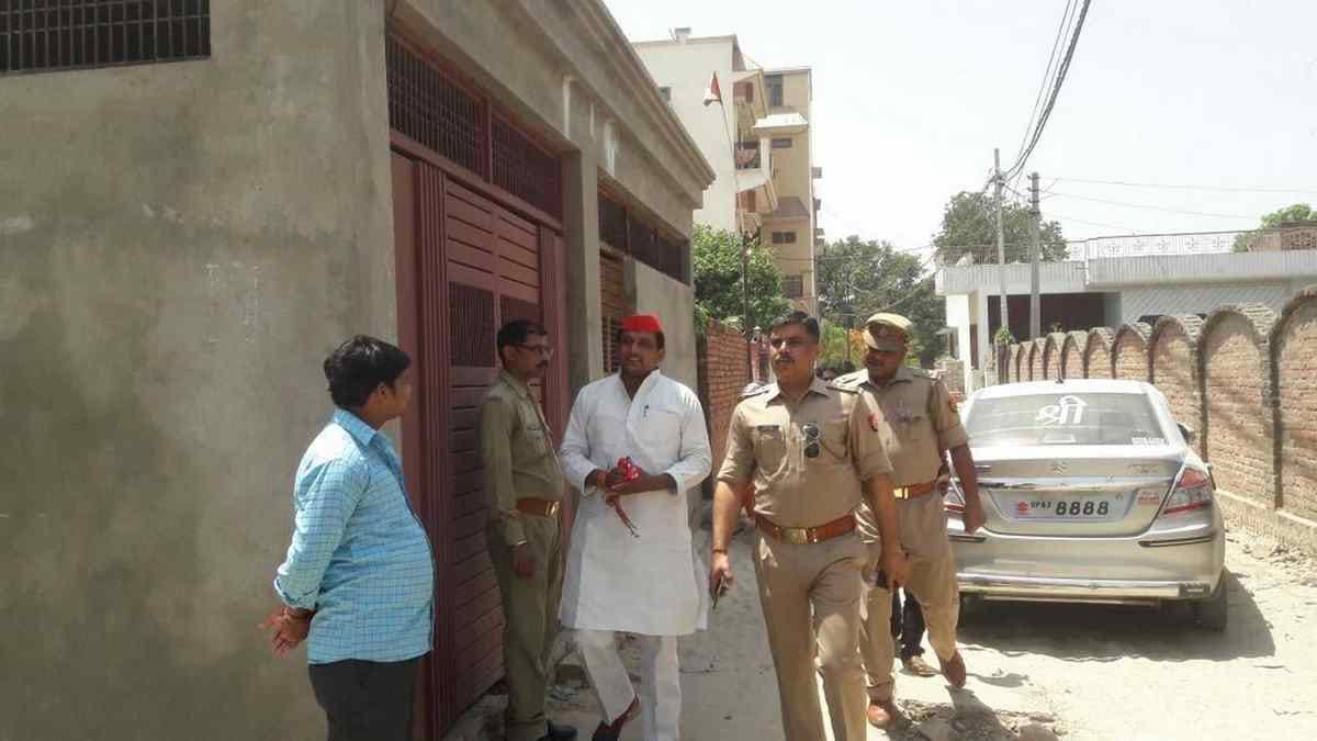 SP workers attempt fail for showing black flag to CM yogi at mirzapur
