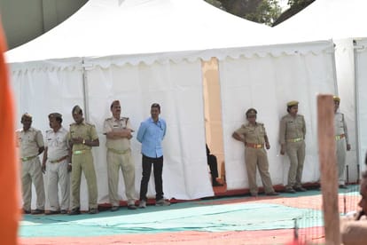 SP workers attempt fail for showing black flag to CM yogi at mirzapur