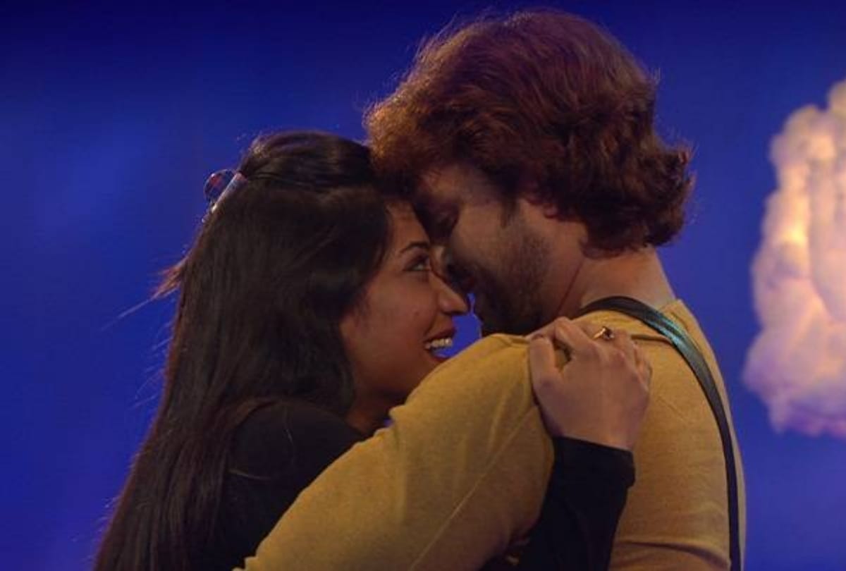ten years completed of bhojpuri actor monalisa and vikrant singh rajpoot delhi-ncr