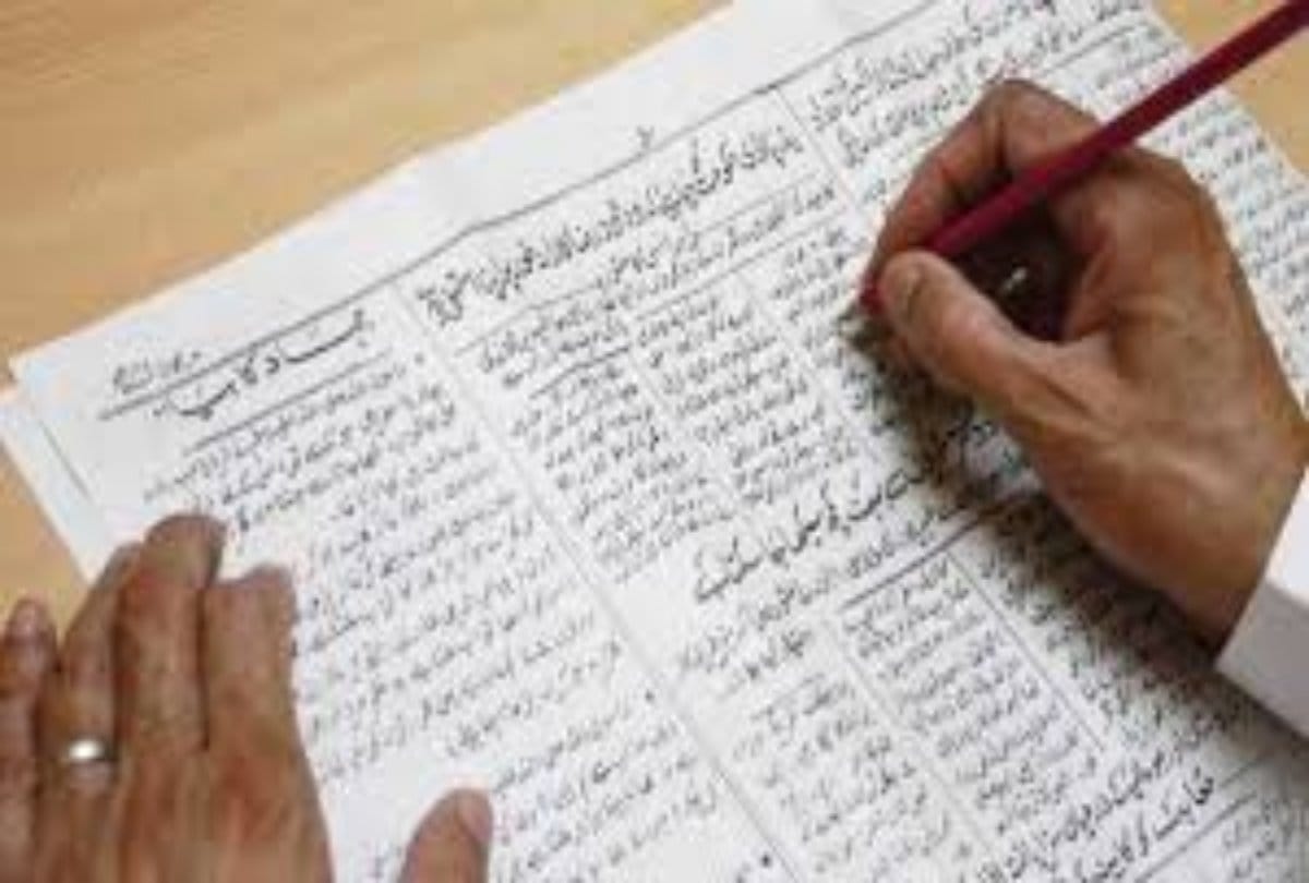 A significant man who distributes handwritten newspaper 