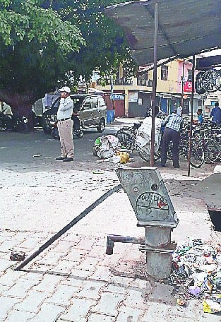 paach saal me laakho ke hand pump jameen daroj
