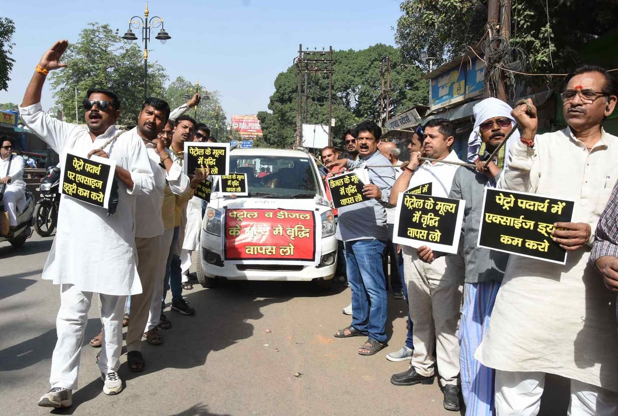 protest for diesel petrol rate in varanasi