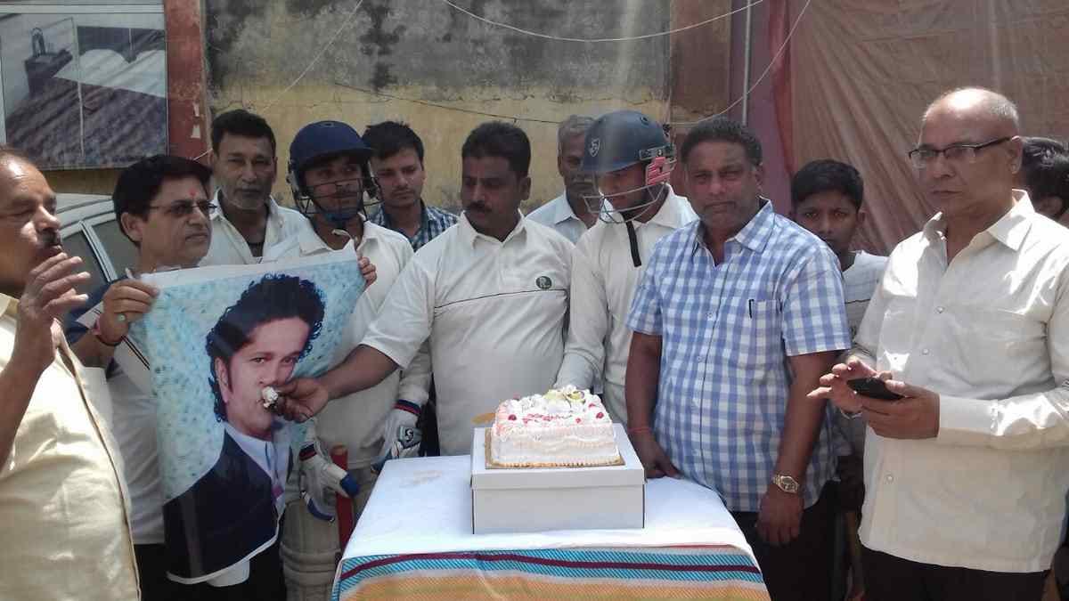 Sachin tendulkar birthday celebration in varanasi