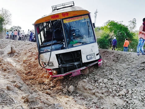 Bolero Roadways loaded with Baramati collides with bus; Videographer dies