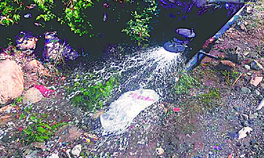 Pipes of the city pumping scheme broken