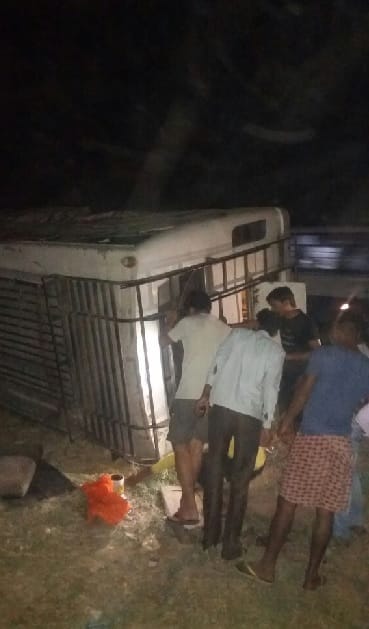 कैंपियरगंज में बस पलटी, दो की मौत और 22 घायल