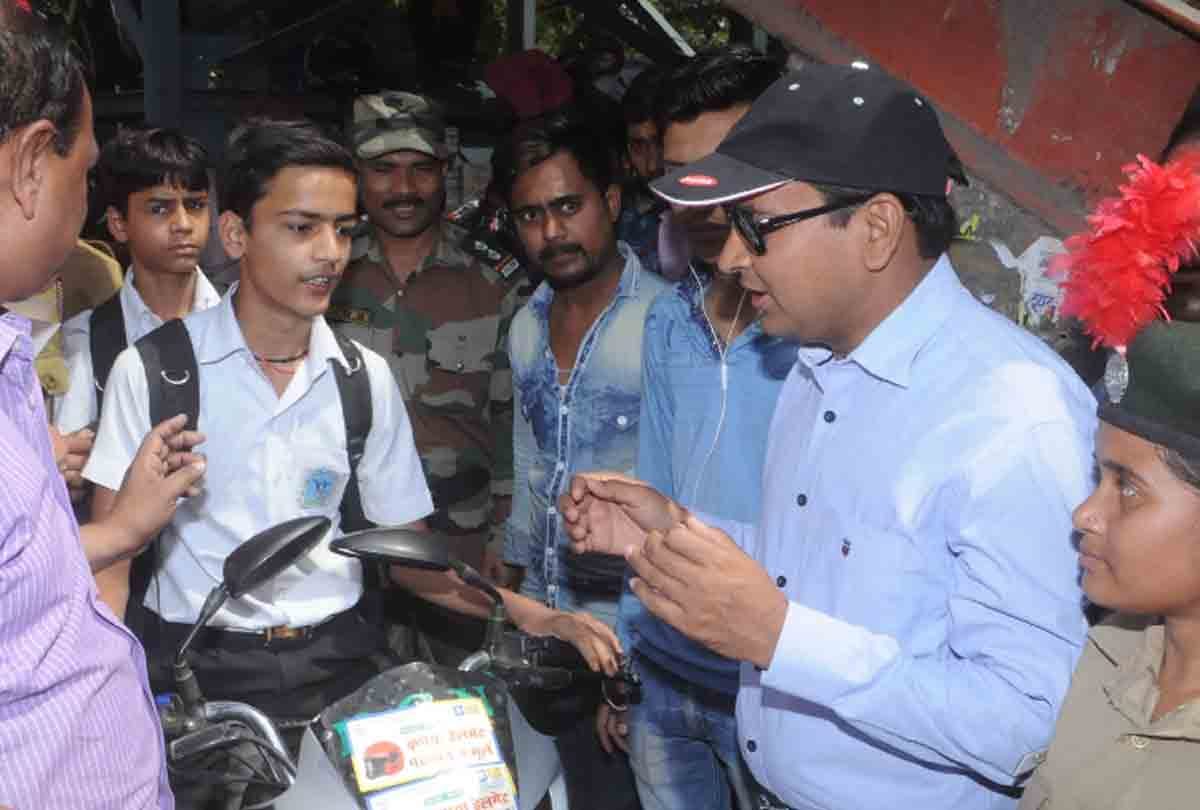 DM caught by two minor students driving bike