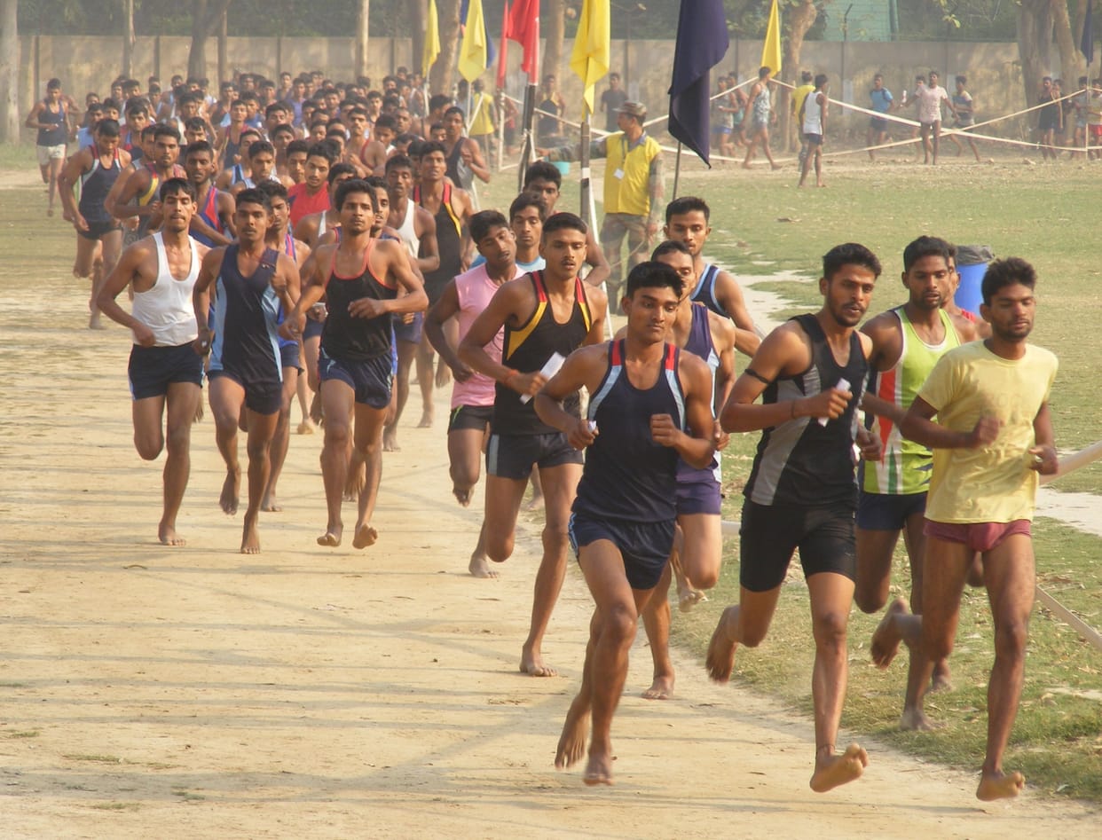 वर्दी पाने के लिए जौनपुर और वाराणसी के युवाओं ने लगाई दौड़