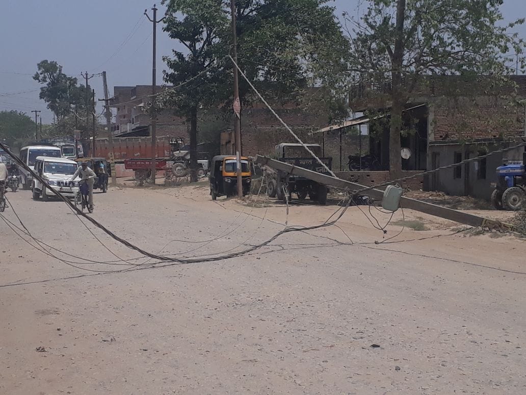 तेज रफ्तार ट्रक की टक्कर से बिजली का खंभा टूटा