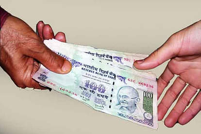 Two policeman suspended after caught for taking bribe in hathras