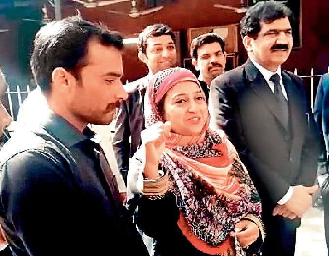 Indian Lady Converted in Islam and got Married to pakistani boy, indians in shock