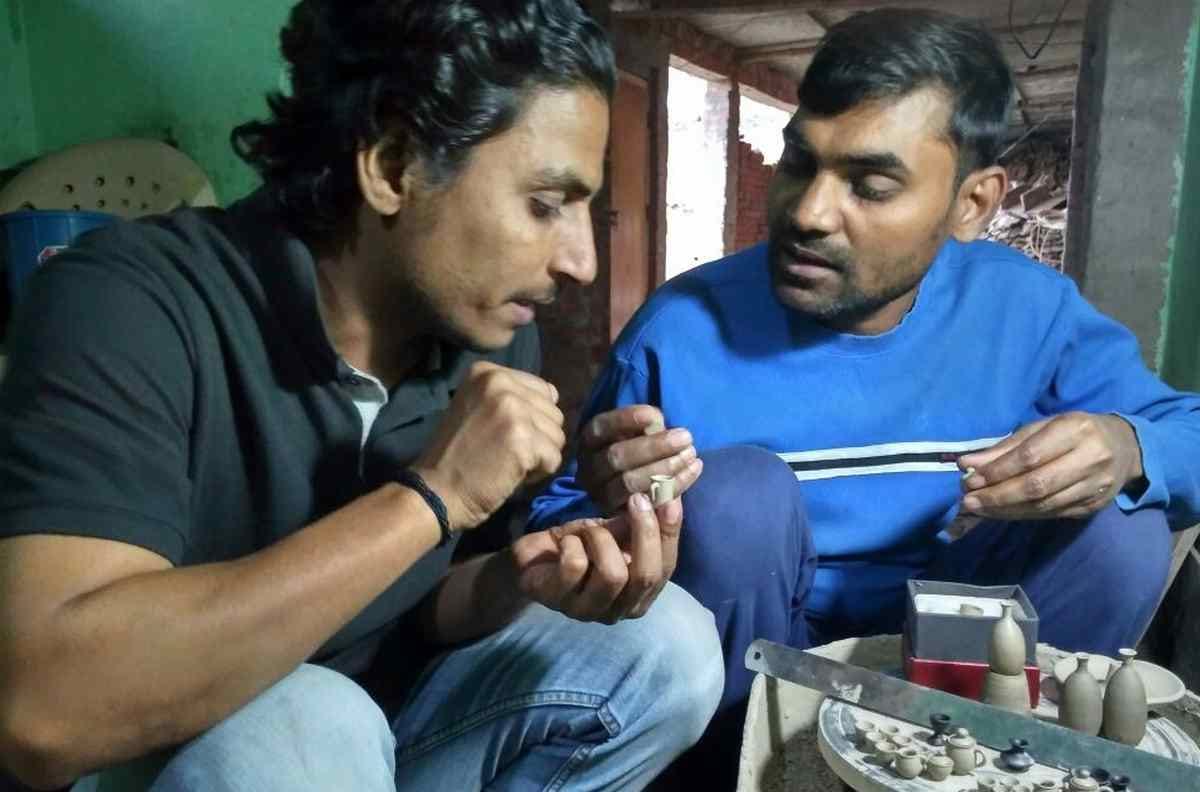 Black pottery artist shows performence at azamgarh
