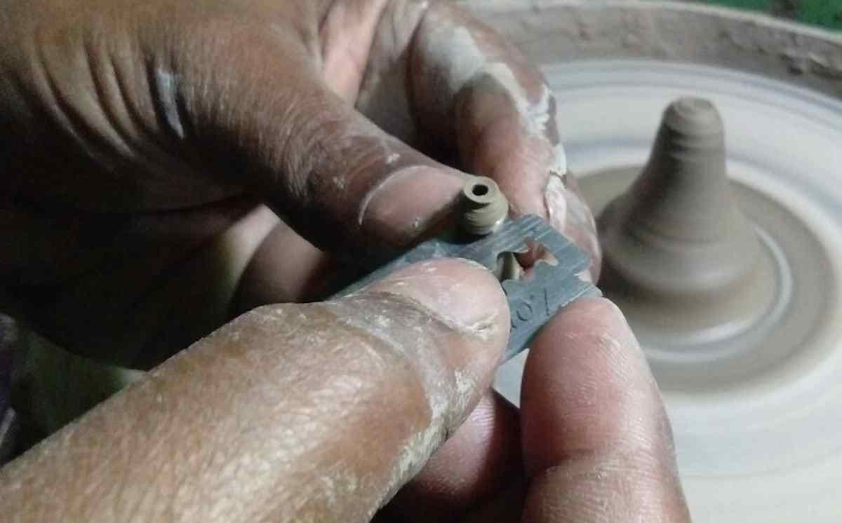 Black pottery artist shows performence at azamgarh