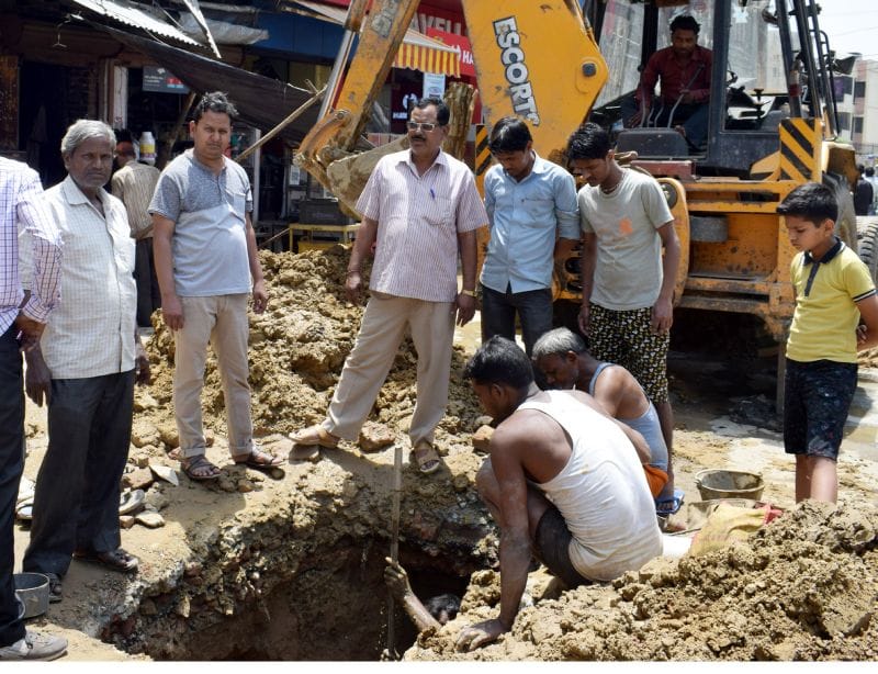 पाइप लाइन टूटी 30 घंटे बाधित रही जलापूर्ति