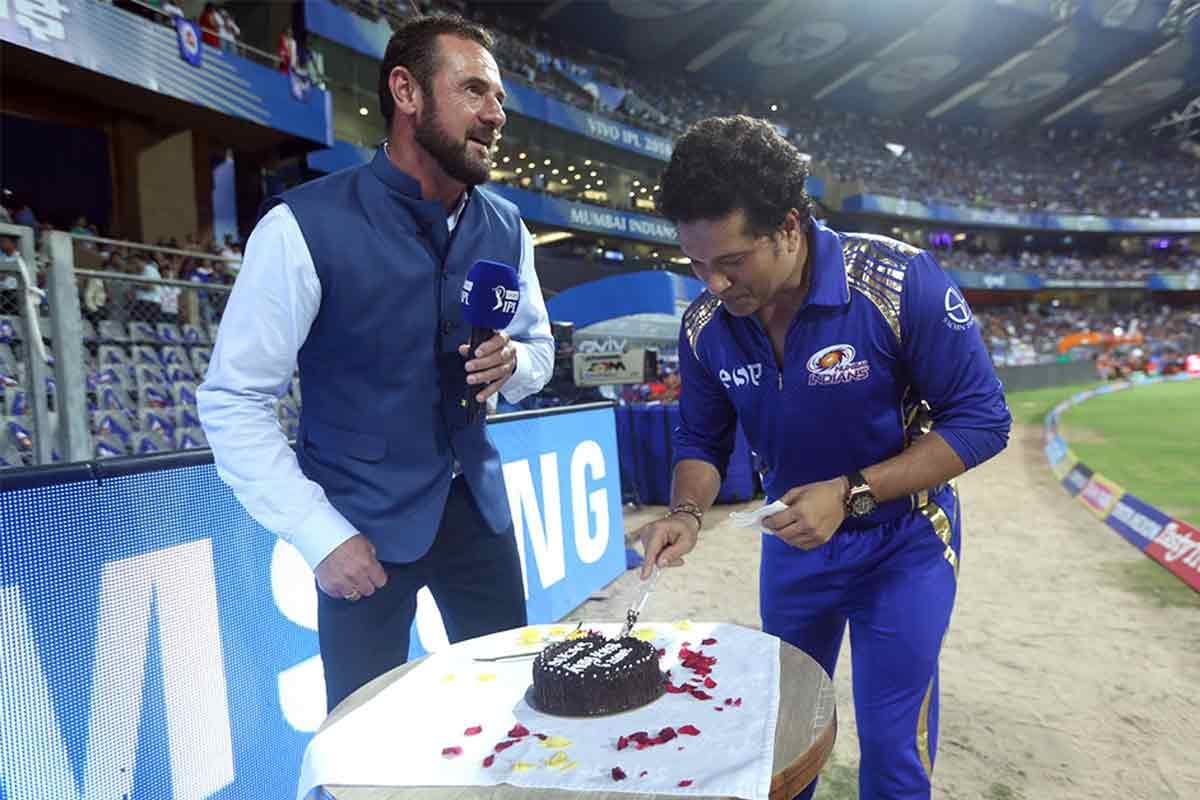 sachin tendulkar cuts birthday cake at wankhede stadium
