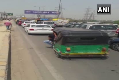 in the matter of kidnapping of 11 years old girl from ghazipur police is being blamed