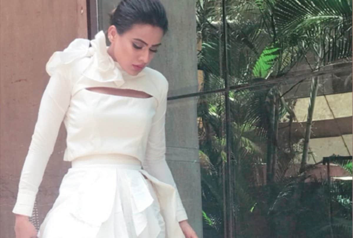 nia sharma uncomfotable with her unfirt dress at twisted 2 trailer launch