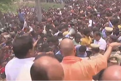 cm yogi visited kushinagar after the collision of school van with train