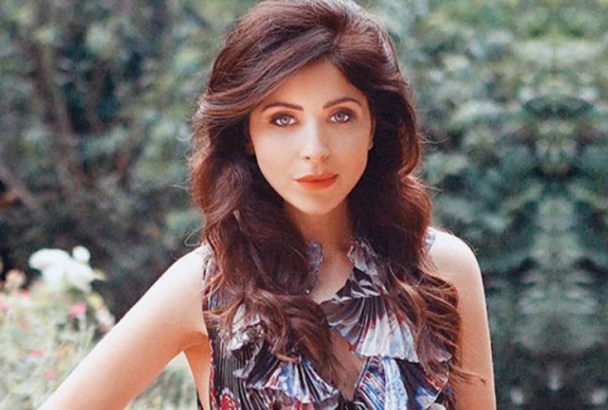 Allegation against Kanika Kapoor for stealing song of Pakistani singer Hadiqa Kiani Buhe Bariyan