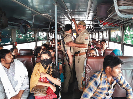 Stirred at the moving bus by shooting information of the girl