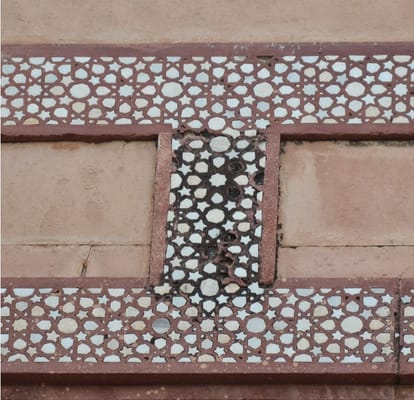the stone of the buland darwaza is breaking in Fatehpur Sikri