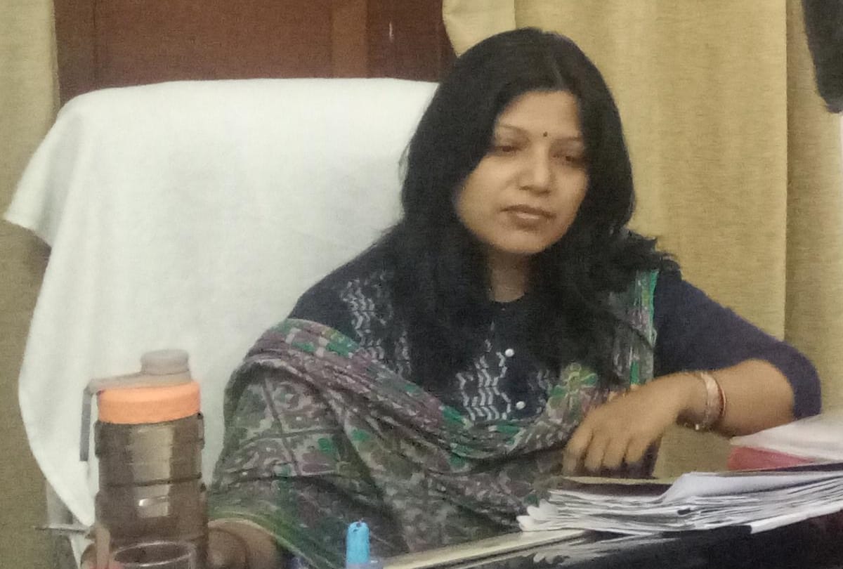 rowdy peoples threatened lady officer in lucknow