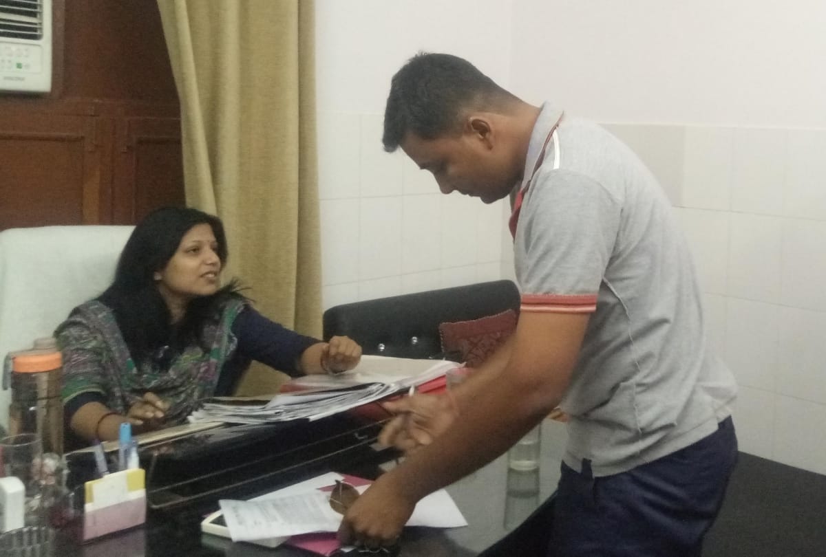 rowdy peoples threatened lady officer in lucknow