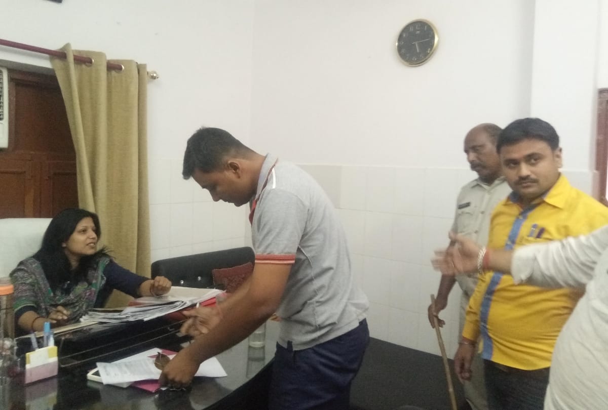 rowdy peoples threatened lady officer in lucknow