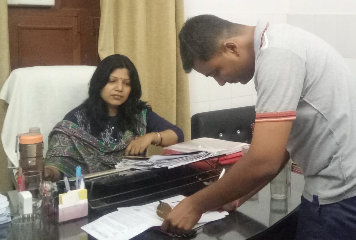 rowdy peoples threatened lady officer in lucknow
