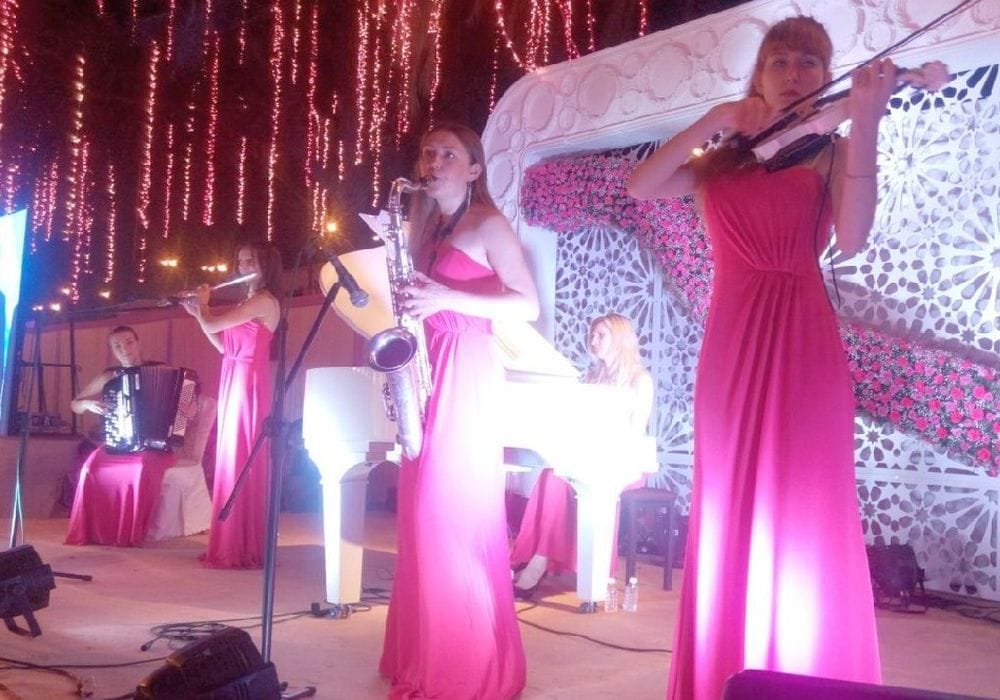 agra people call foreign guests to make marriage memorable 