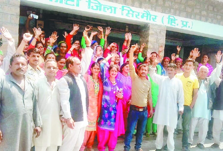 पानी नहीं मिलने पर घेरा आईपीएच दफ्तर