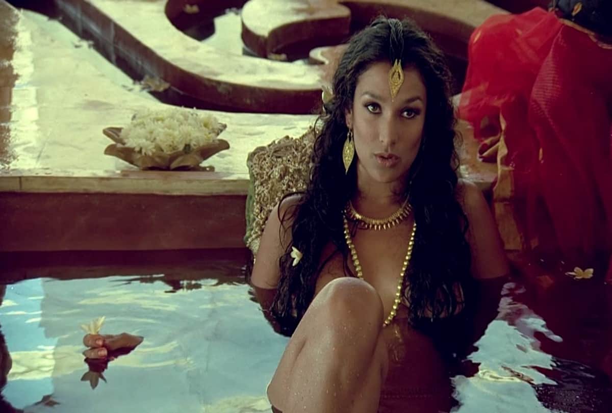 bollywood 16 most controversial moive see the pics here 