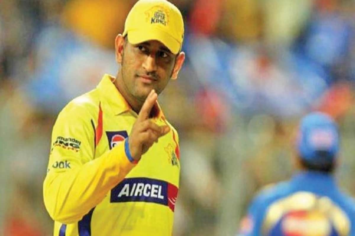 ms dhoni laugh on shreyas iyer toss during the ipl 2018 match