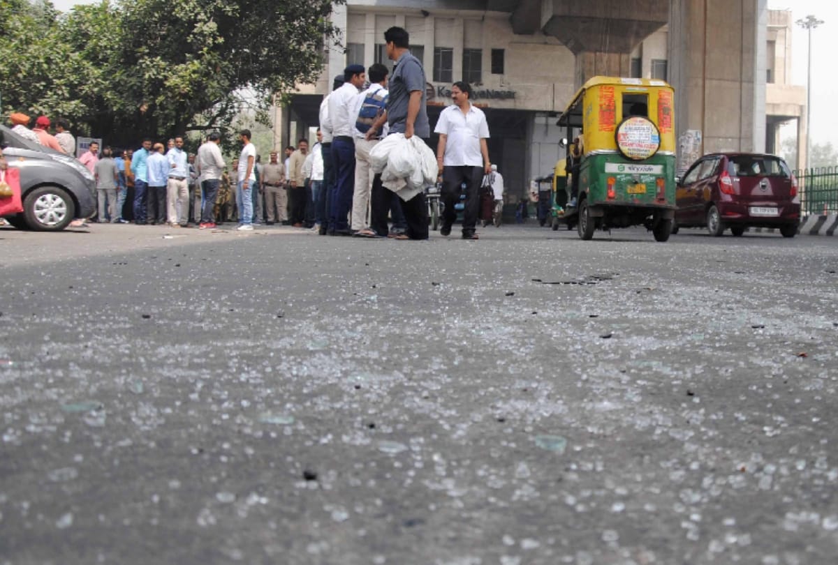 scooty rider crushed between two speedy buses in delhi, body divided in two pieces