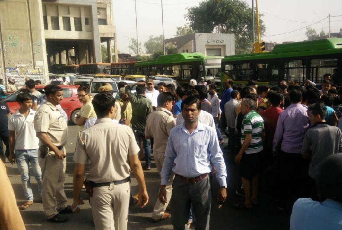 scooty rider crushed between two speedy buses in delhi, body divided in two pieces