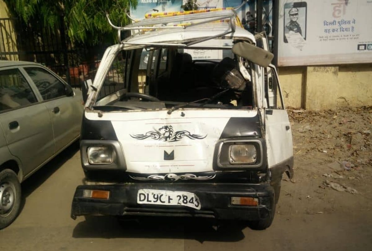 पुली से टकराई बेकाबू कार, वृद्धा की मौत