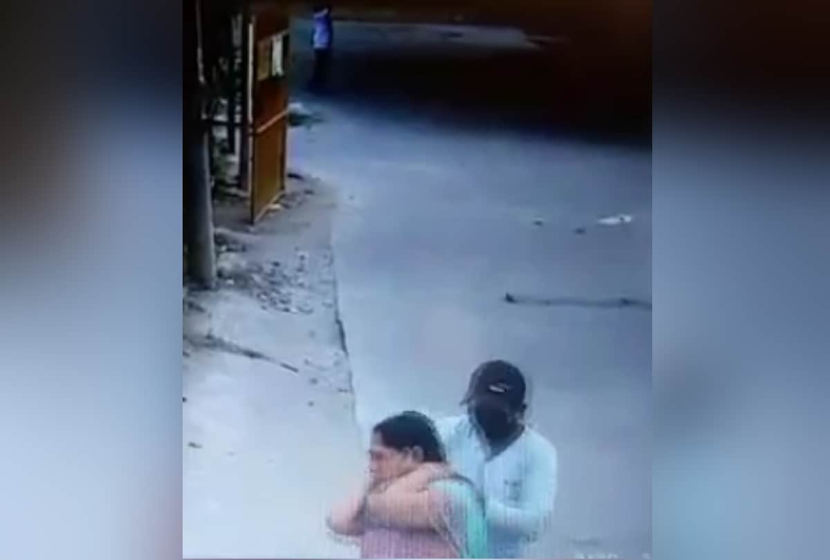 gold chain was swirled from a woman neck, incident recorded in cctv