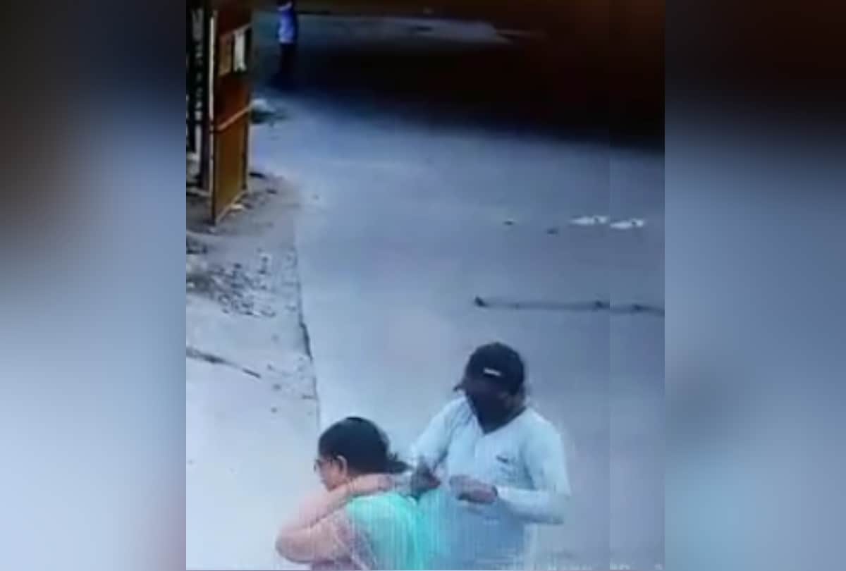 gold chain was swirled from a woman neck, incident recorded in cctv