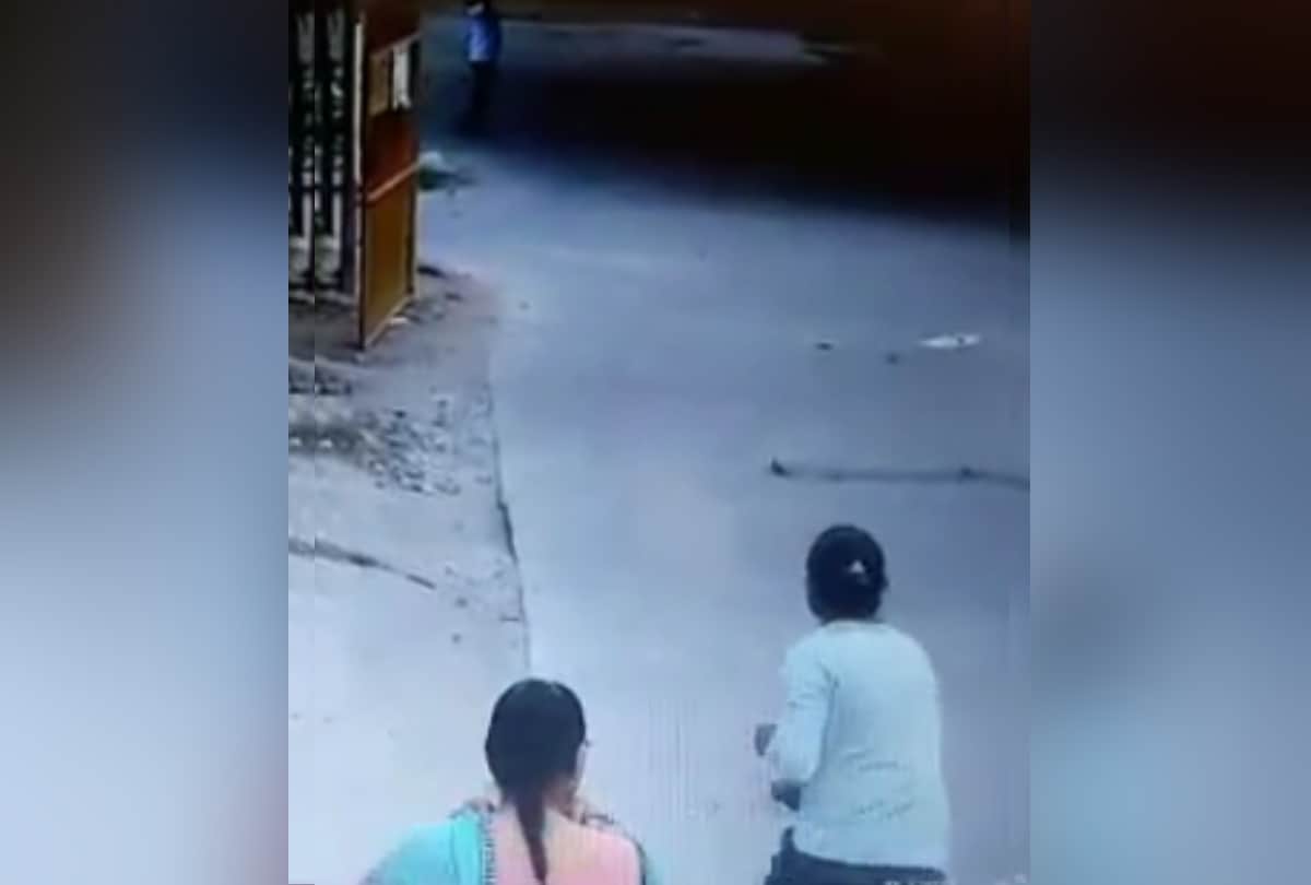 gold chain was swirled from a woman neck, incident recorded in cctv
