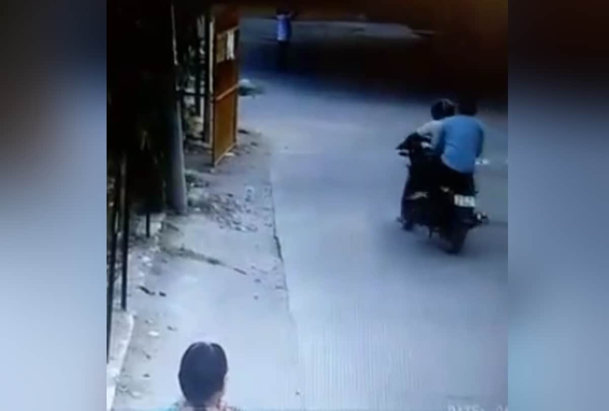 gold chain was swirled from a woman neck, incident recorded in cctv