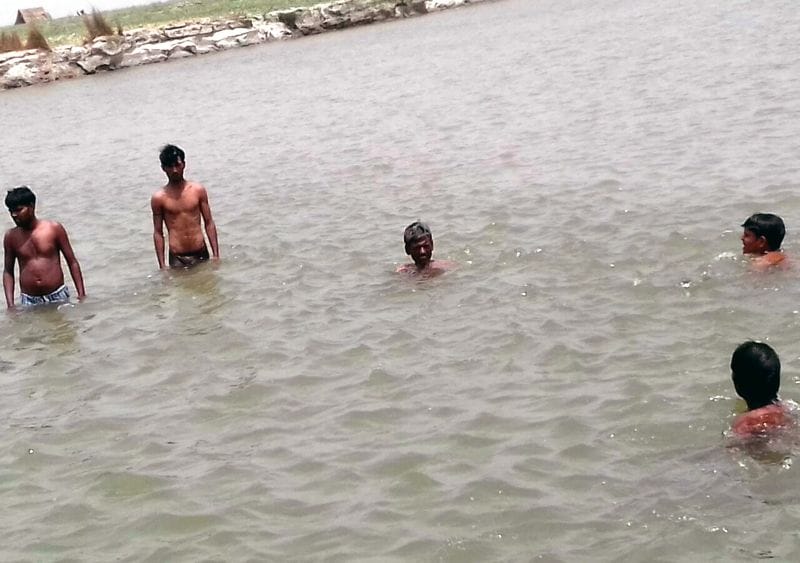 नहाते समय गंगा में डूबे तीन युवक